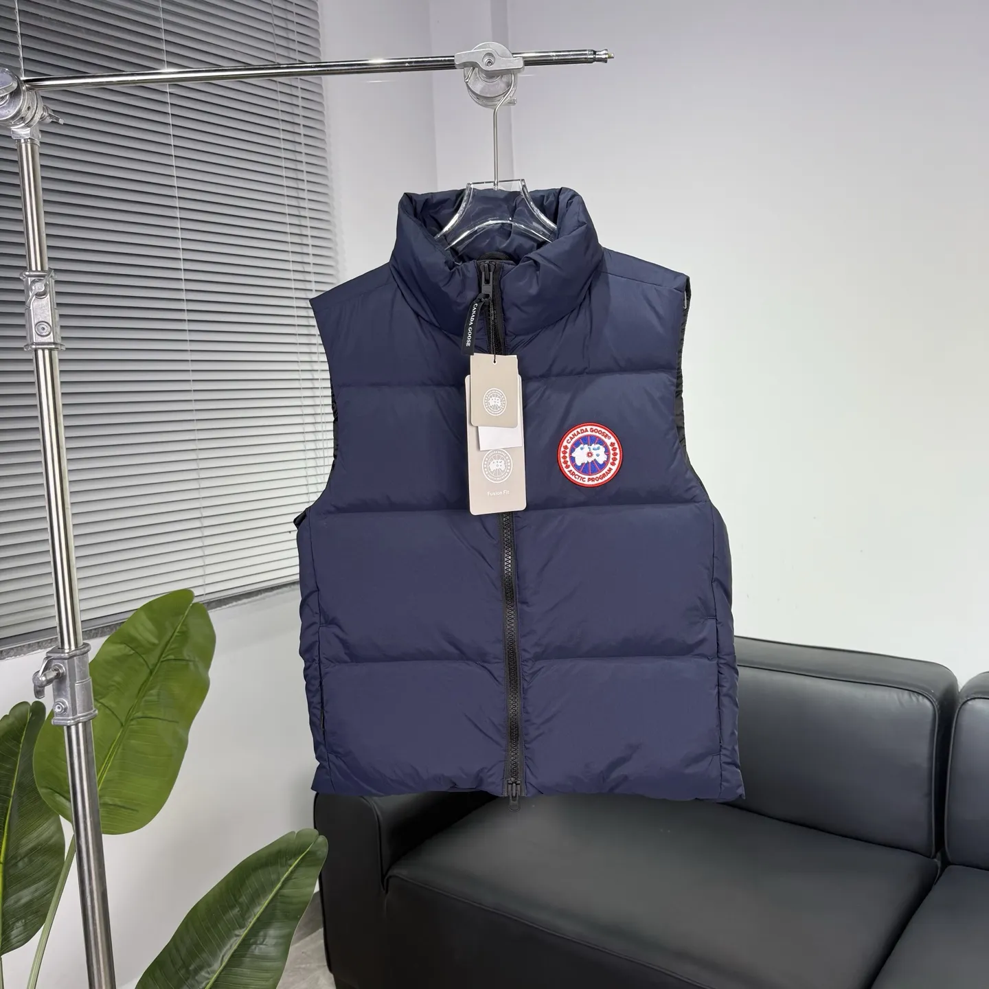 🇨🇦Canada Goose&ldquo;加拿大鹅&rdquo;🇨🇦𝟐𝟖𝟎𝟒 𝑴。 Canada gooes加拿大鹅Lawrence 羽绒马甲（高版本） Lawrence 羽绒马甲采用耐用的外壳和绗缝衣身，是四季皆宜的常备单品。面料具有耐用的柔软触感。背面下摆较长，可以增强保护。背面反光双条纹抓带。Lawrence 具有精心设计的羽绒填充衣领，可阻挡强风，双向前拉链和更长的后下摆。 颜色:黑色红标 黑色黑标 沙漠色 蔚洋蓝 尺码:XS-2XL