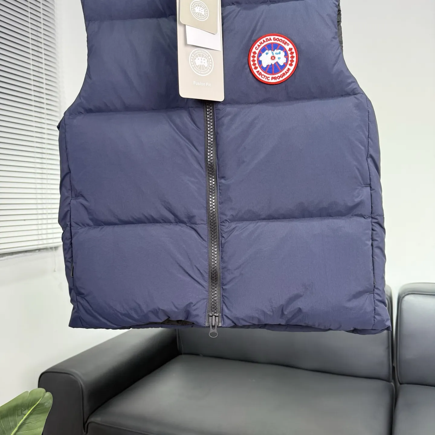 🇨🇦Canada Goose“加拿大鹅”🇨🇦𝟐𝟖𝟎𝟒 𝑴。 Canada gooes加拿大鹅Lawrence 羽绒马甲(高版本) Lawrence 羽绒马甲采用耐用的外壳和绗缝衣身,是四季皆宜的常备单品。面料具有耐用的柔软触感。背面下摆较长,可以增强保护。背面反光双条纹抓带。Lawrence 具有精心设计的羽绒填充衣领,可阻挡强风,双向前拉链和更长的后下摆。 颜色:黑色红标 黑色黑标 沙漠色 蔚洋蓝 尺码:XS-2XL