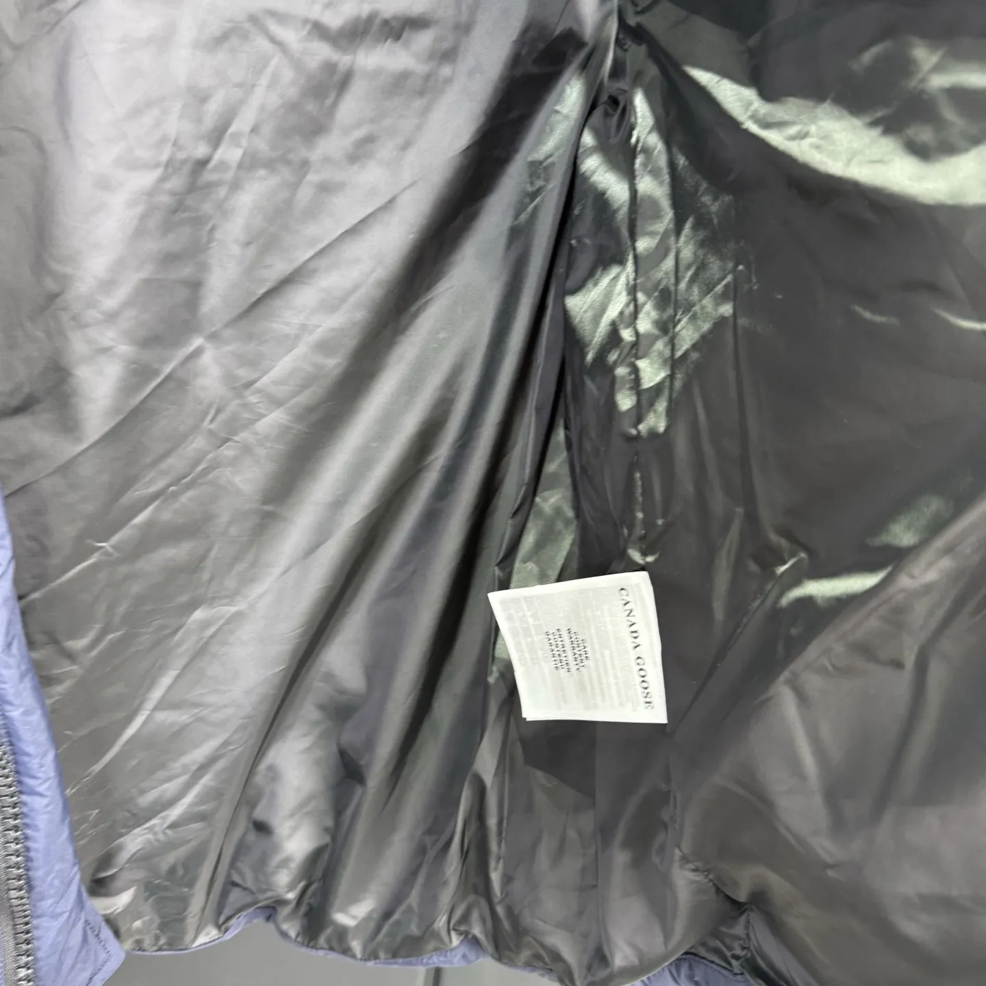 🇨🇦Canada Goose&ldquo;加拿大鹅&rdquo;🇨🇦𝟐𝟖𝟎𝟒 𝑴。 Canada gooes加拿大鹅Lawrence 羽绒马甲（高版本） Lawrence 羽绒马甲采用耐用的外壳和绗缝衣身，是四季皆宜的常备单品。面料具有耐用的柔软触感。背面下摆较长，可以增强保护。背面反光双条纹抓带。Lawrence 具有精心设计的羽绒填充衣领，可阻挡强风，双向前拉链和更长的后下摆。 颜色:黑色红标 黑色黑标 沙漠色 蔚洋蓝 尺码:XS-2XL