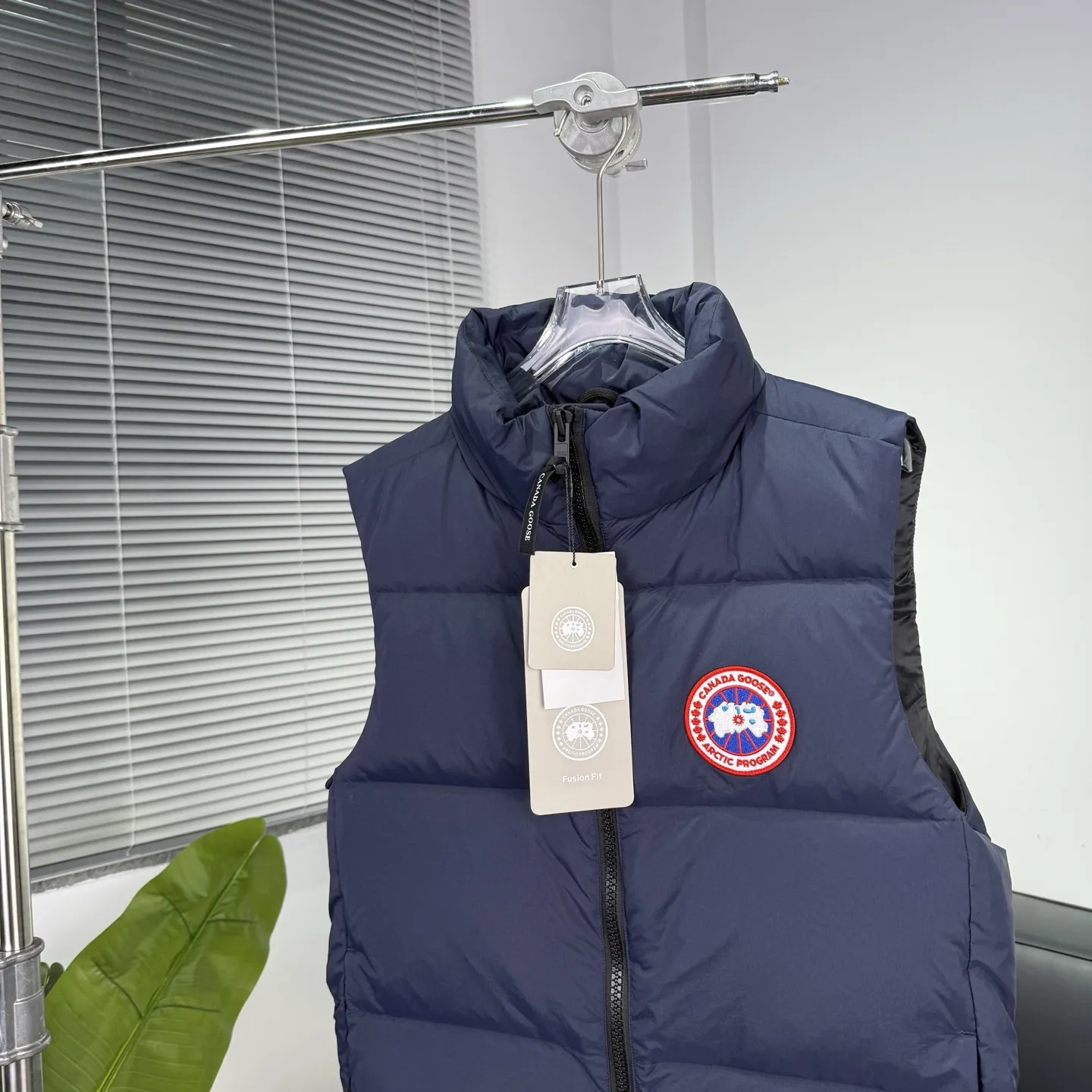 🇨🇦Canada Goose“加拿大鹅”🇨🇦𝟐𝟖𝟎𝟒 𝑴。 Canada gooes加拿大鹅Lawrence 羽绒马甲(高版本) Lawrence 羽绒马甲采用耐用的外壳和绗缝衣身,是四季皆宜的常备单品。面料具有耐用的柔软触感。背面下摆较长,可以增强保护。背面反光双条纹抓带。Lawrence 具有精心设计的羽绒填充衣领,可阻挡强风,双向前拉链和更长的后下摆。 颜色:黑色红标 黑色黑标 沙漠色 蔚洋蓝 尺码:XS-2XL