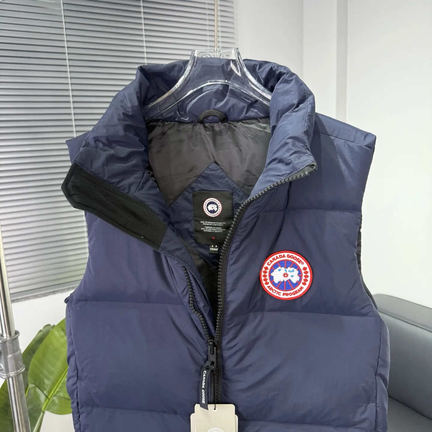 🇨🇦Canada Goose&ldquo;加拿大鹅&rdquo;🇨🇦𝟐𝟖𝟎𝟒 𝑴。 Canada gooes加拿大鹅Lawrence 羽绒马甲（高版本） Lawrence 羽绒马甲采用耐用的外壳和绗缝衣身，是四季皆宜的常备单品。面料具有耐用的柔软触感。背面下摆较长，可以增强保护。背面反光双条纹抓带。Lawrence 具有精心设计的羽绒填充衣领，可阻挡强风，双向前拉链和更长的后下摆。 颜色:黑色红标 黑色黑标 沙漠色 蔚洋蓝 尺码:XS-2XL